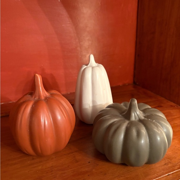 Three small ceramic pumpkins - Picture 1 of 4